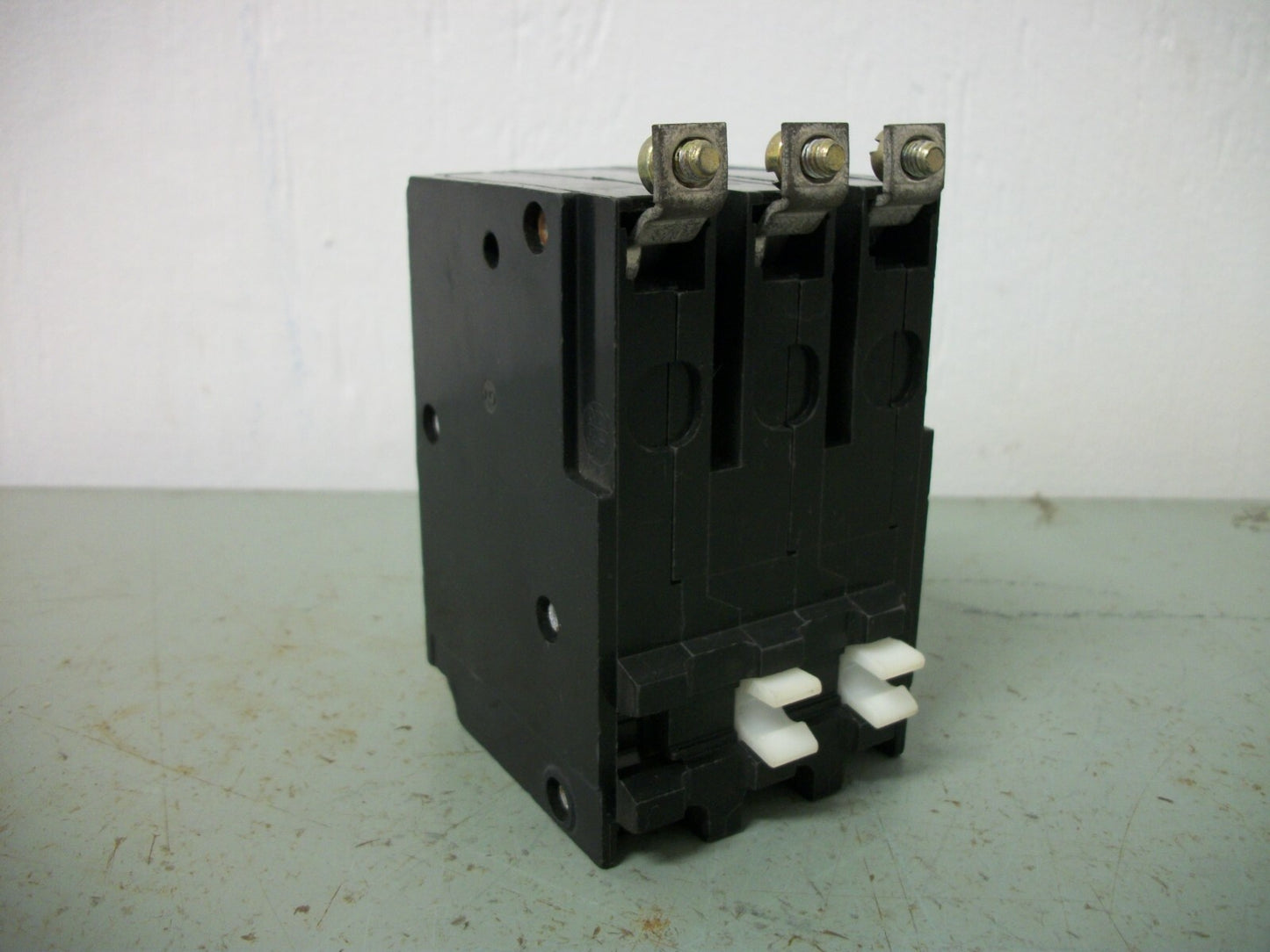 SQUARE D QOB CIRCUIT BREAKER QOB3100 100AMP 240VOLT 3POLE OLD