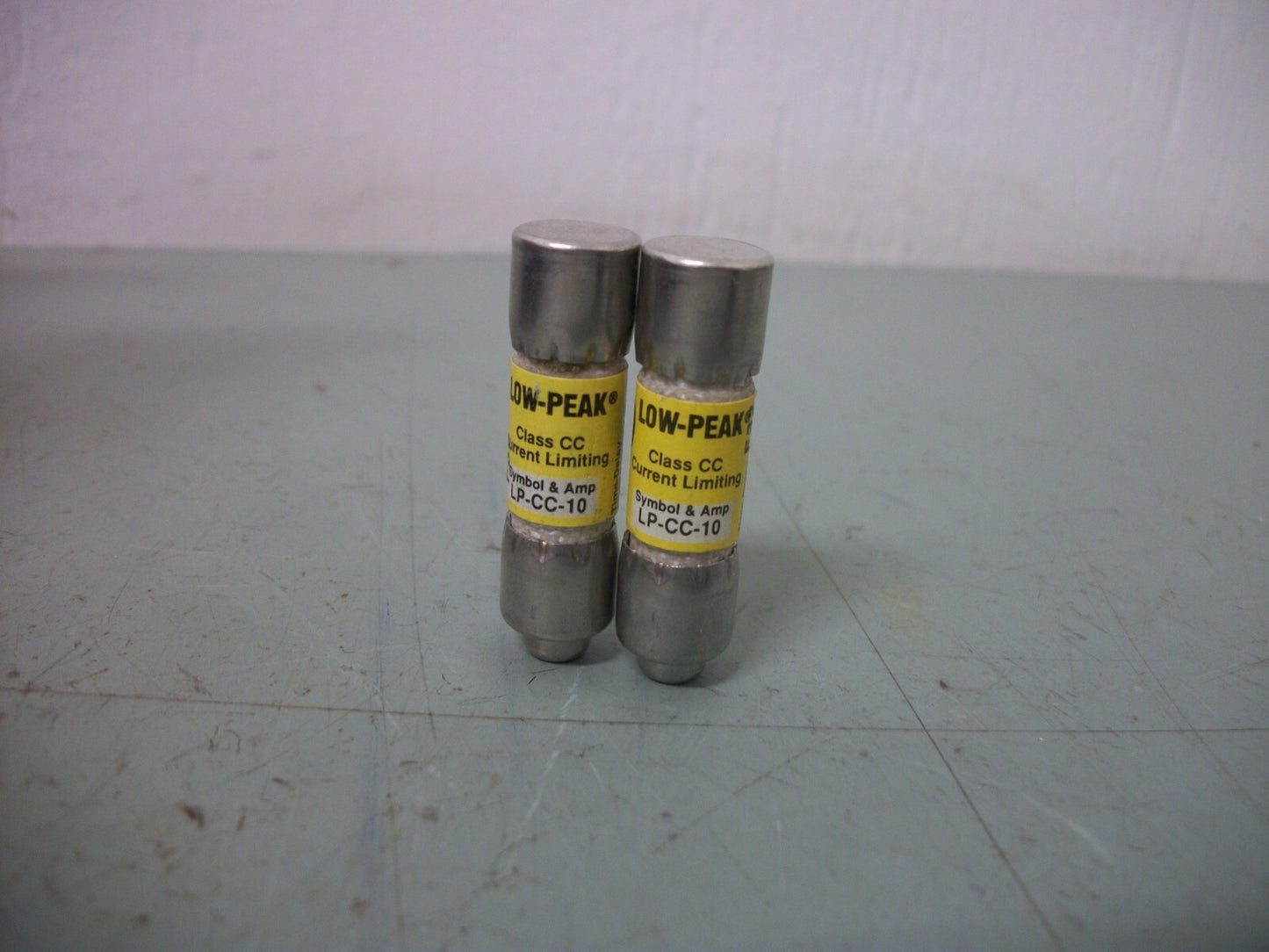 BUSSMANN LOT OF 2 LOW-PEAK FUSES LP-CC-10 10AMP 600VOLT