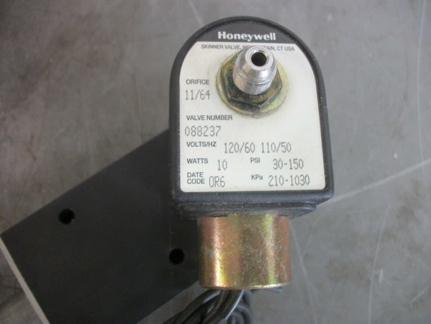 HONEYWELL SOLENOID VALVE 088237 120VOLT 30-150PSI 10WATT NOB