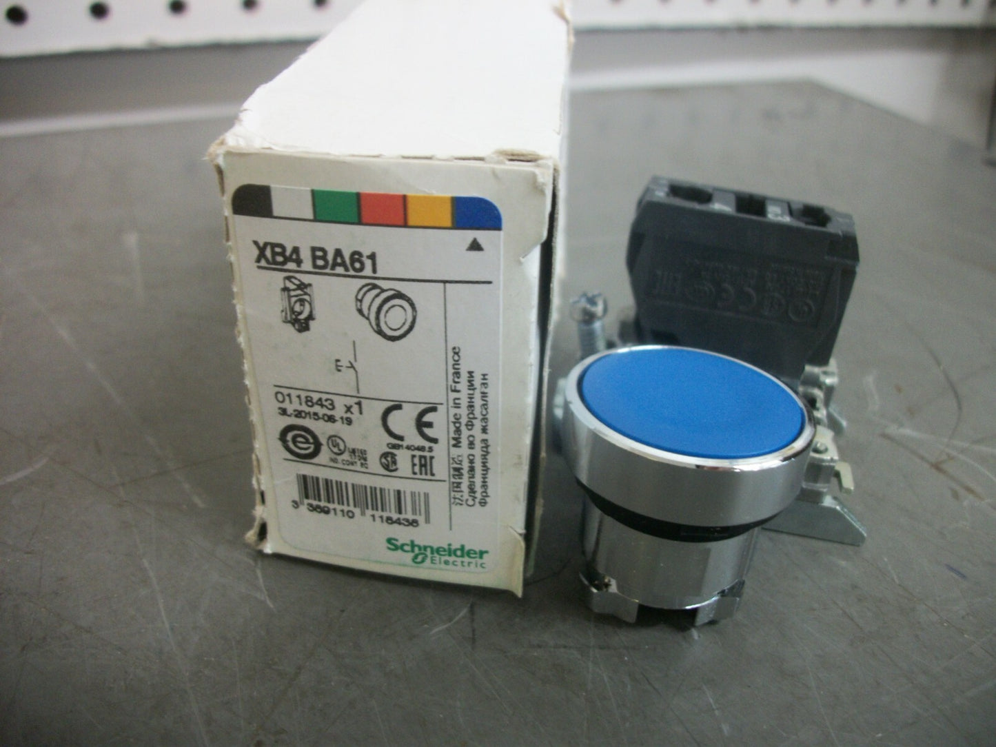 TELEMECANIQUE BLUE MOMENTARY PUSHBUTTON XB4BA61 NIB