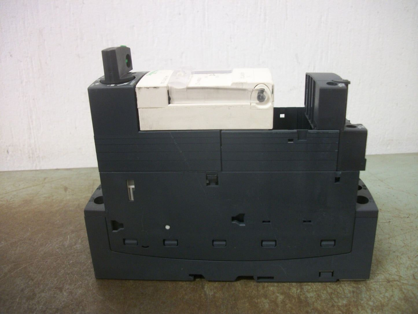 SCHNEIDER TELEMECANIQUE LUB32 TESYS MOTOR CONTROLLER LUCA32FU 8-32AMP\