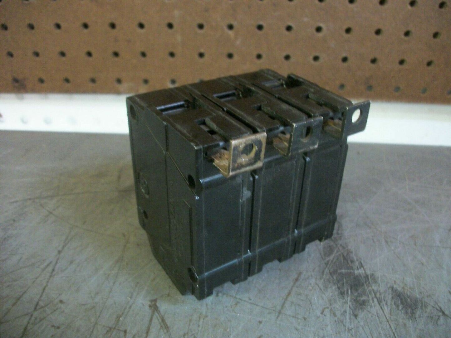 GE THQB CIRCUIT BREAKER THQB32030 30AMP 240VOLT 3POLE OLD