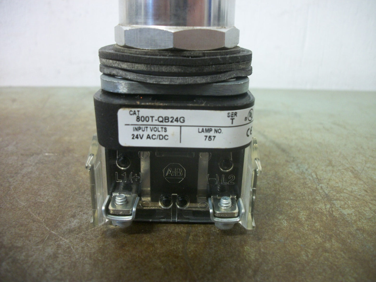 ALLEN-BRADLEY GREEN ILLUMINATED MOMENTARY PUSHBUTTON 800T-QB24G 24VOLT