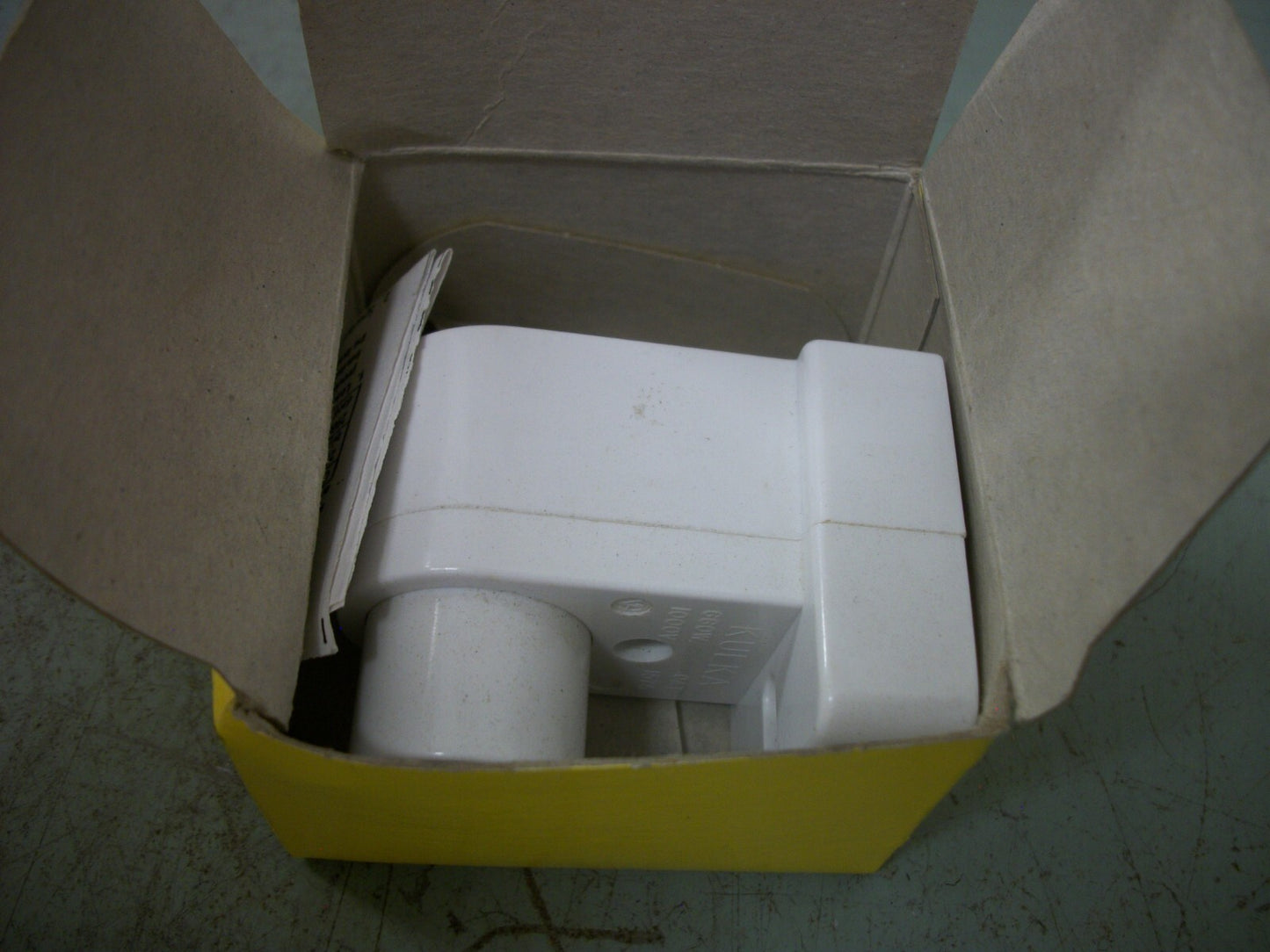 HUBBELL LOT OF 3 WHITE FLUORESCENT LAMPHOLDERS 660WATT 1000VOLT NIB