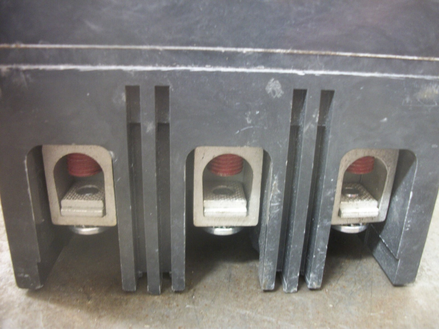 GE TEB CIRCUIT BREAKER TEB132100 100AMP 240VOLT 3POLE GREEN W/SHUNT NOB