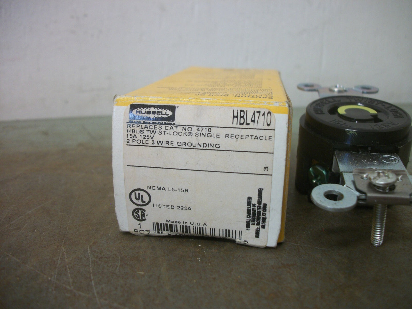 HUBBELL TWIST-LOCK SINGLE RECEPTACLE HBL4710 15AMP 125VOLT 2P 3W GRND NIB