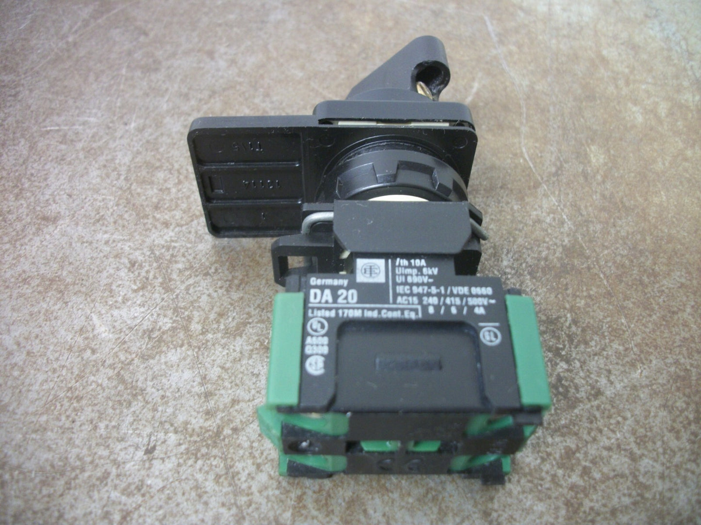 TELEMECANIQUE BLACK 2-POSITION MAINTAINED SELECTOR SWITCH DA 20