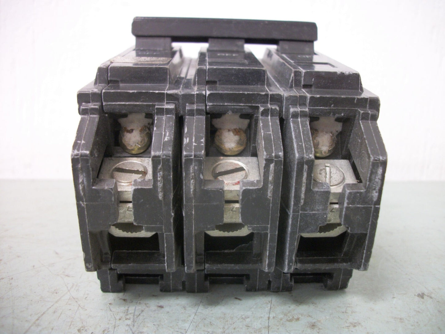 GE THQB CIRCUIT BREAKER THQB32100 100AMP 240VOLT 3POLE OLD NOB