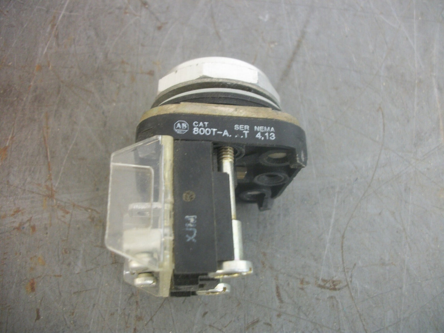 ALLEN-BRADLEY WHITE FLUSH MOMENTARY PUSHBUTTON 800T-A
