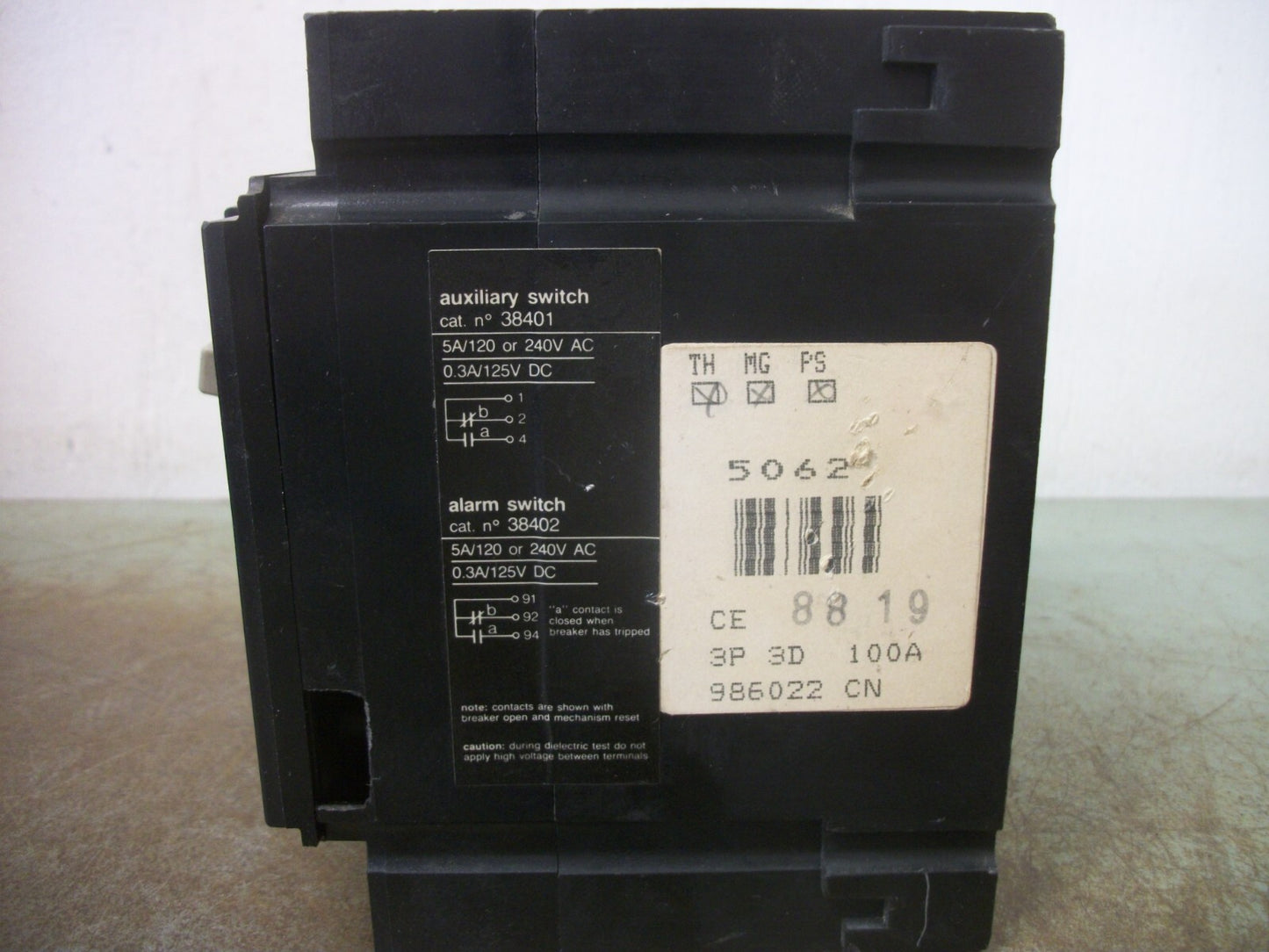 MERLIN GERIN COMPACT CE 104N CIRCUIT BREAKER 38013 100AMP 480VOLT 3POLE