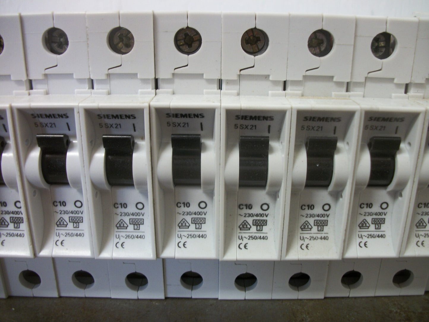 SIEMENS LOT OF 11 MINI CIRCUIT BREAKERS 5SX21C10 10AMP 230/400VOLT 1POLE