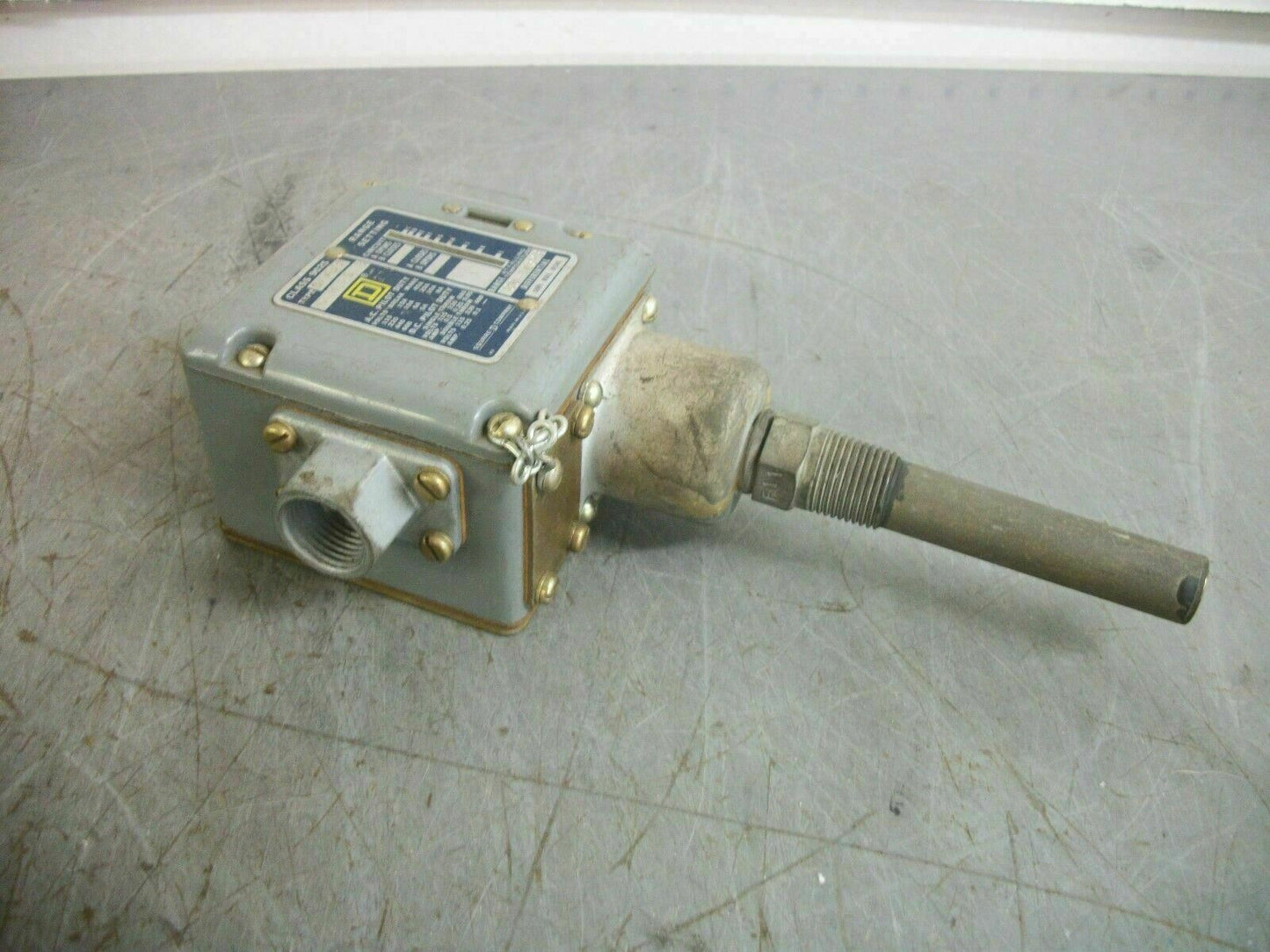 SQUARE D 1/2" NPT TEMPERATURE SWITCH 9025BFW33 80-145 DEG F