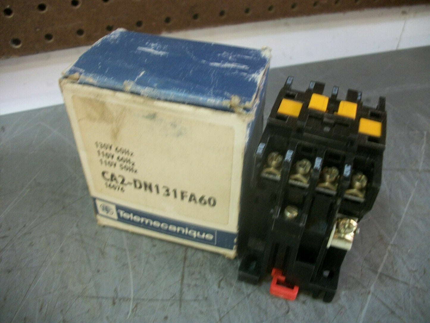 TELEMECANIQUE CONTROL RELAY CA2-DN131FA60 130VCOIL NIB