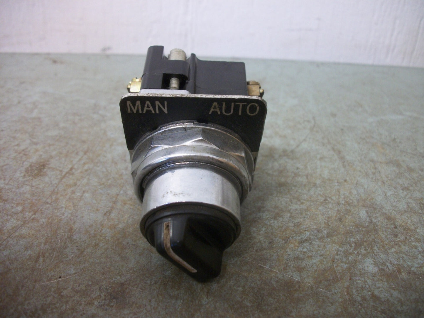 CUTLER-HAMMER 2-POSITION MAINTAINED SELECTOR SWITCH 10250T 600VOLT