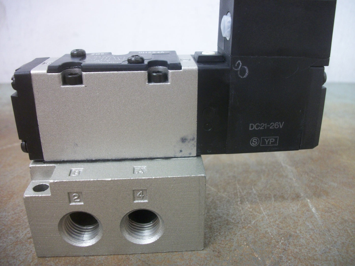 SMC PNEUMATIC SOLENOID VALVE VFS2110-5DZ-X34 0.1-1MPa 21-26VCOIL W/BLOCK NOB