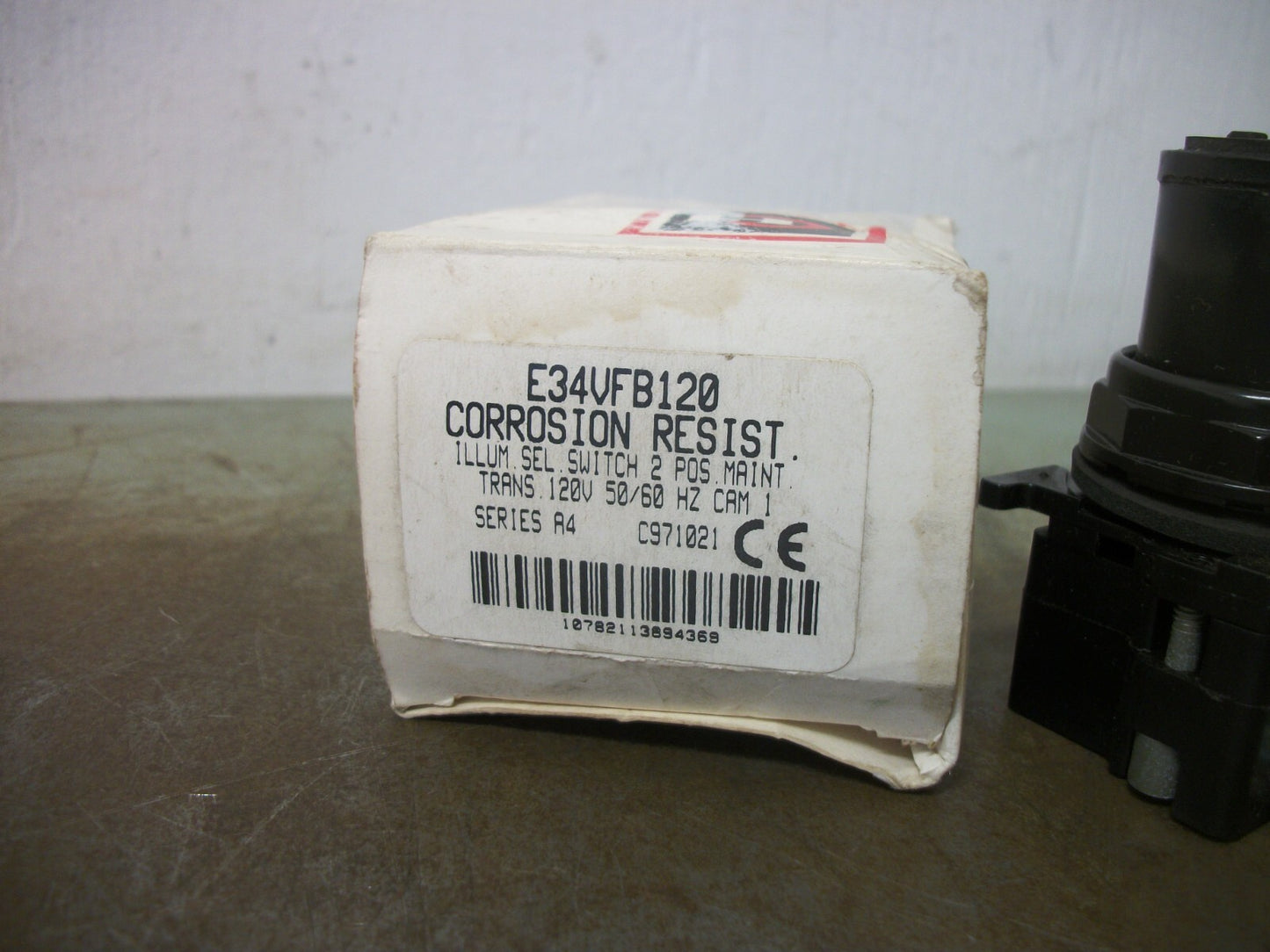 CUTLER-HAMMER 2-POS MAIN COR RESISTANT ILLUM SELECTOR SWITCH E34VFB120 120V NIB