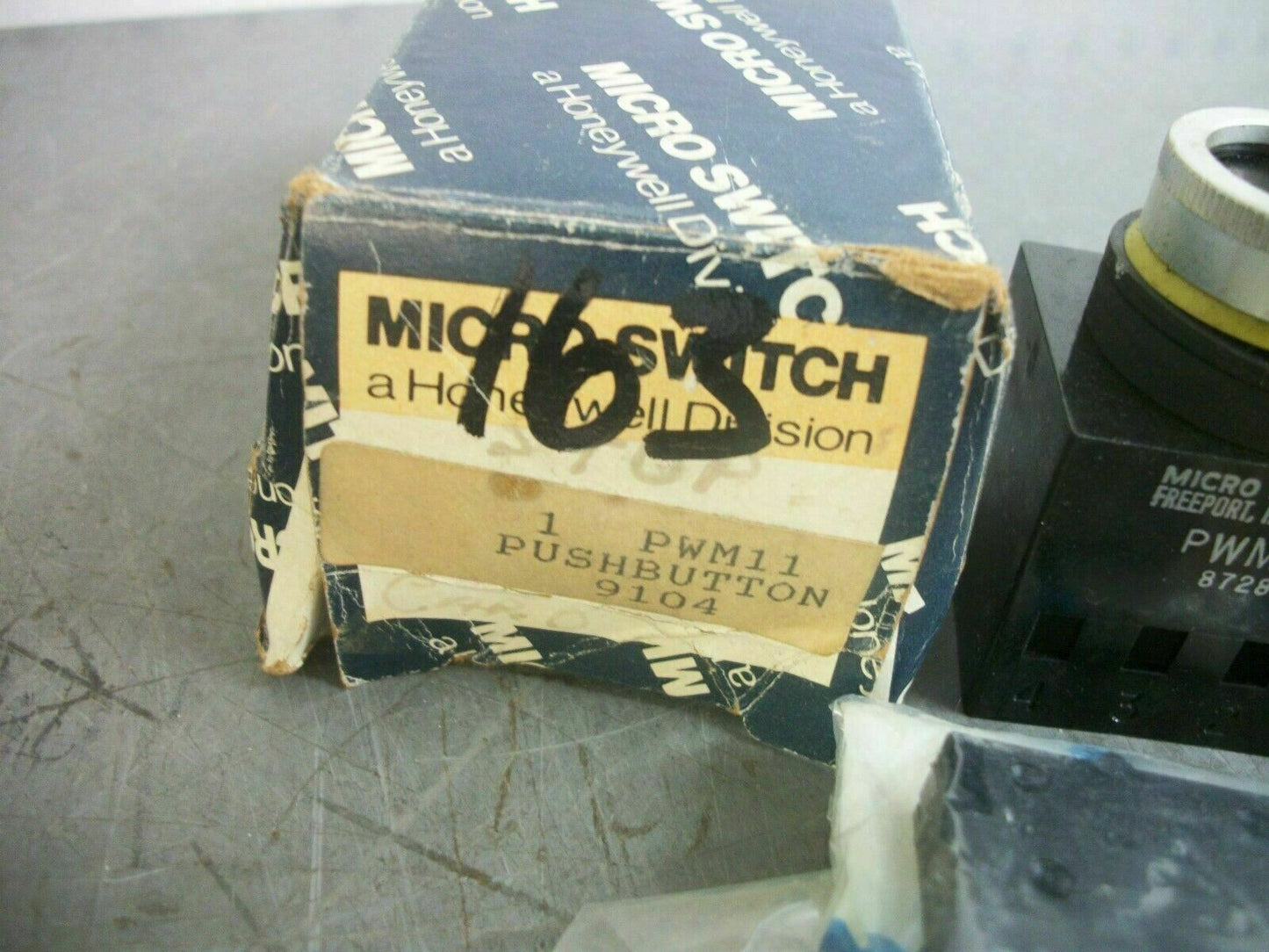 HONEYWELL MICRO SWITCH MOMENTARY PUSHBUTTON PWM11 NIB