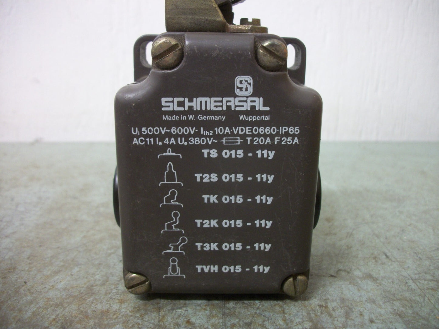 SCHMERSAL HEAVY DUTY LIMIT SWITCH TK015-11Y NOB