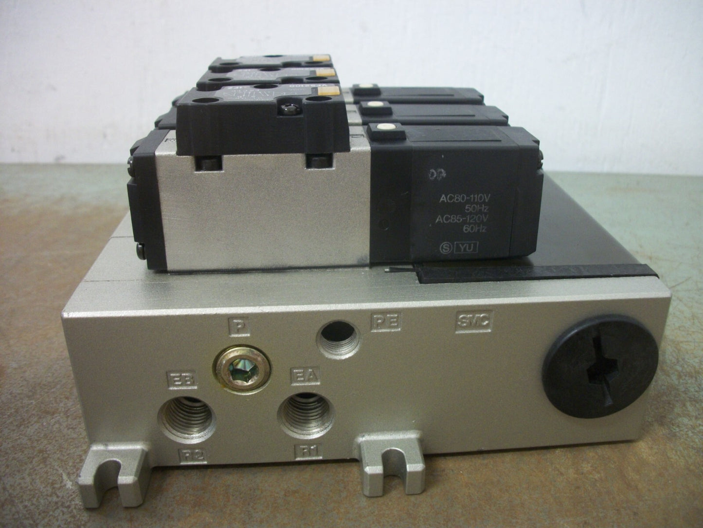 SMC BLOCK OF 3 SOLENOID VALVES VFS2100-1FZ 120VCOIL 0.1-1MPa NOB