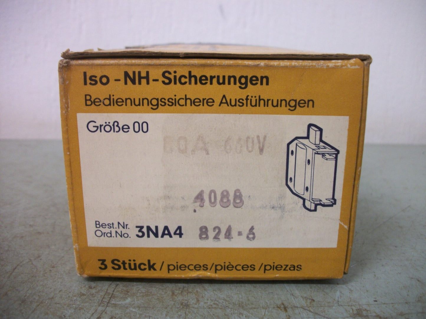 SIEMENS BOX OF 3 FUSES 3NA4 824-6 80AMP 660VOLT NIB