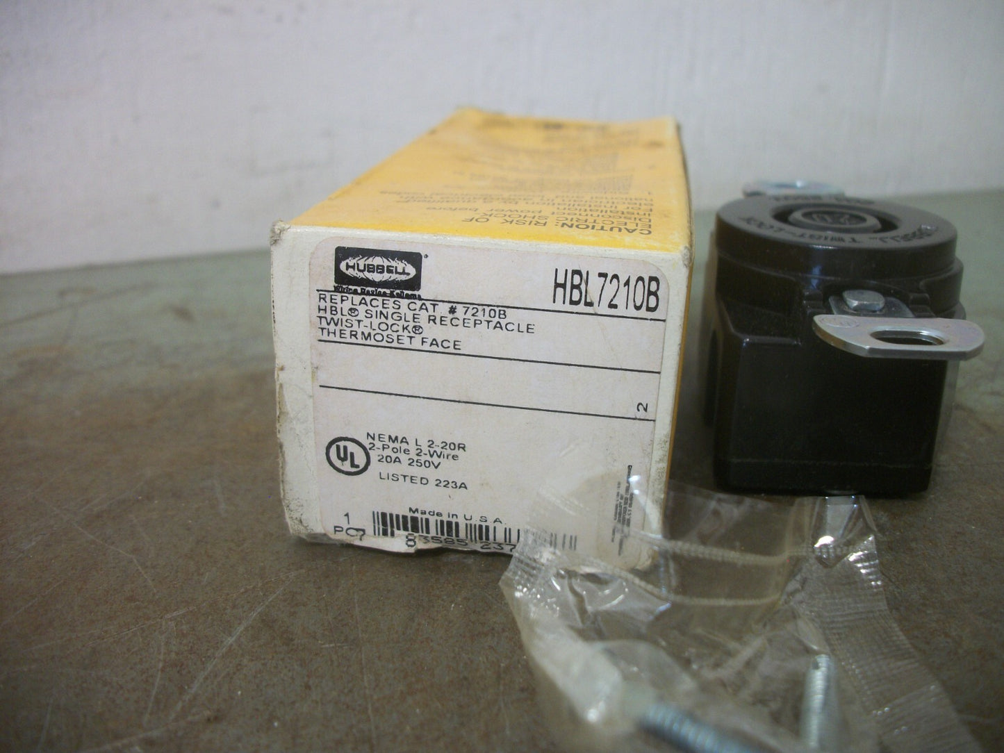 HUBBELL TWIST-LOCK SINGLE RECEPTACLE HBL7210B 20AMP 250VOLT 2P 2W NIB