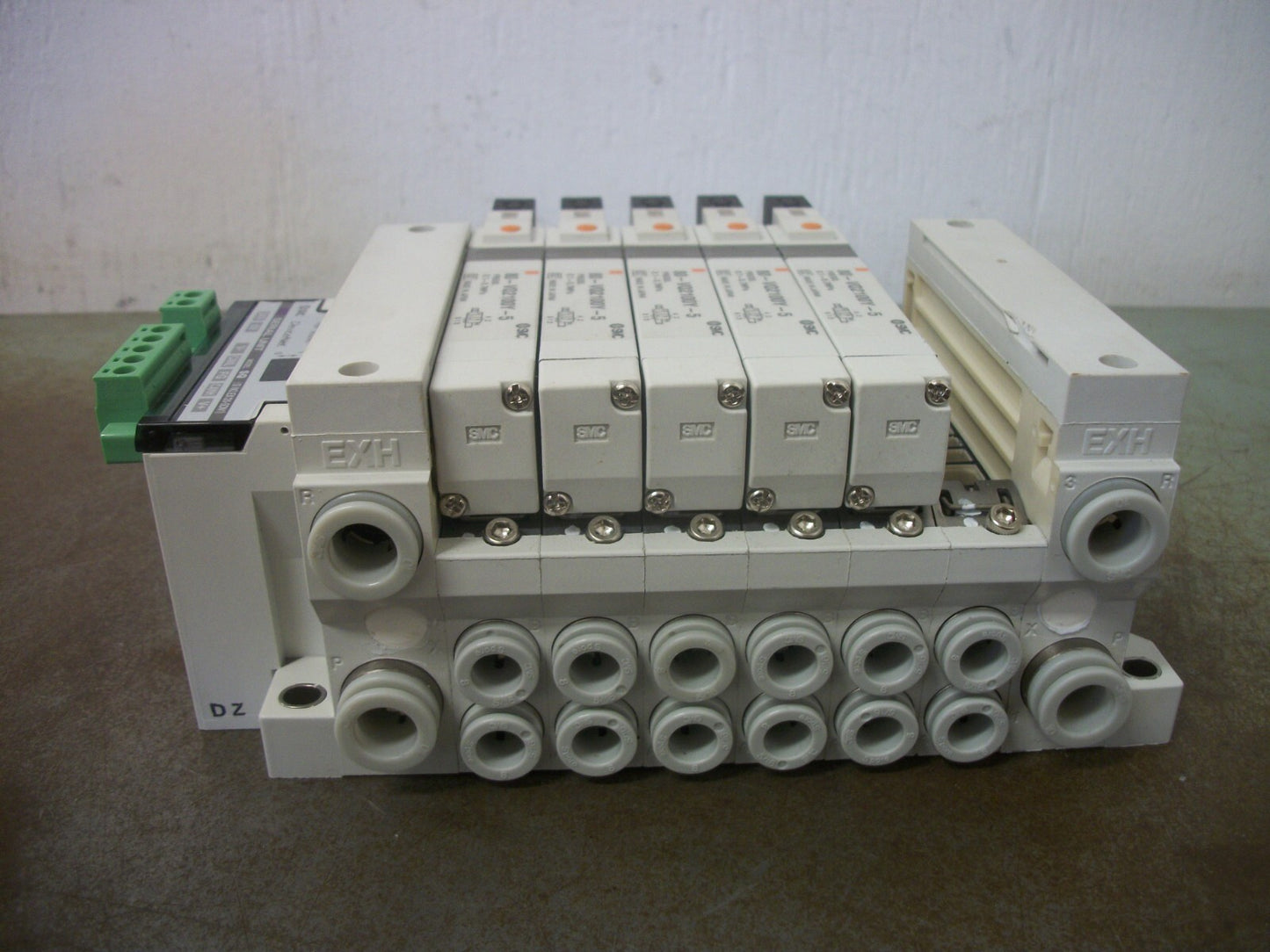 SMC MODEL SQ DEVICENET SERIAL UNIT EX120-SDN1 W/SOLENOID VALVES 80-VQ2100Y-5