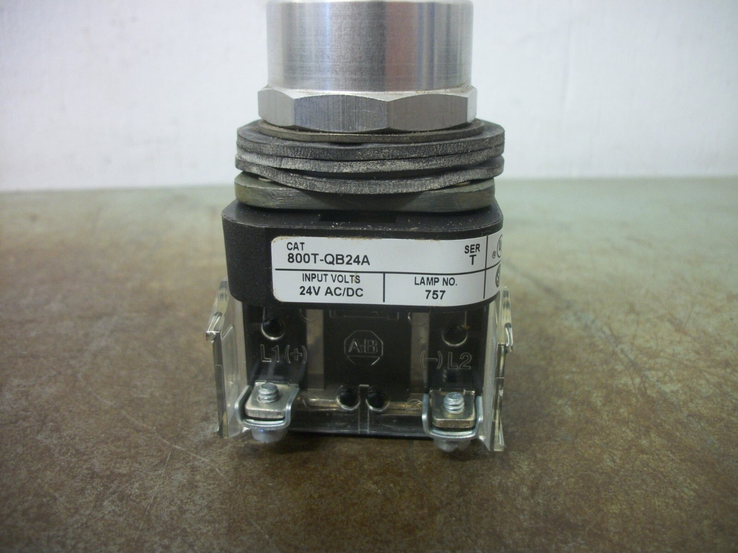 ALLEN-BRADLEY AMBER ILLUMINATED MOMENTARY PUSHBUTTON 800T-QB24A 24VOLT