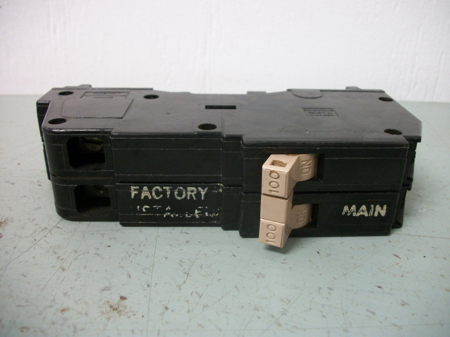 CUTLER-HAMMER CH CIRCUIT BREAKER CH2100 100AMP 240VOLT 2POLE CHIPPED