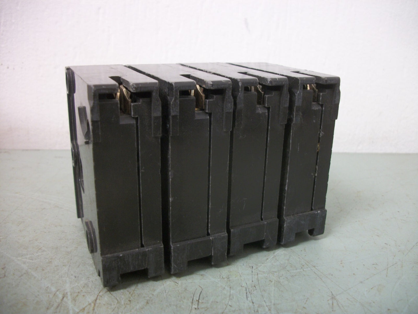 MURRAY LOT OF 4 MP-T CIRCUIT BREAKERS MP130 30AMP 240VOLT 1POLE