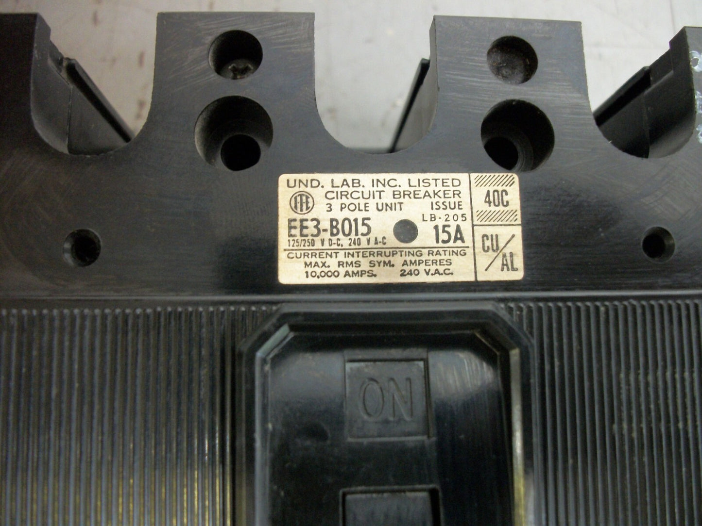 SIEMENS EE3 CIRCUIT BREAKER EE3B015 15AMP 240VOLT 3POLE CHIPPED