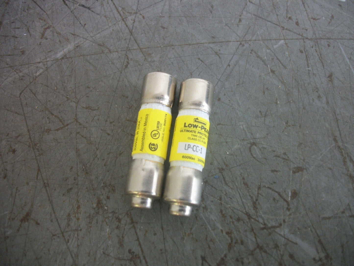 BUSSMANN LOT OF 2 LOW-PEAK FUSES LP-CC-1 1AMP 600VOLT NOB