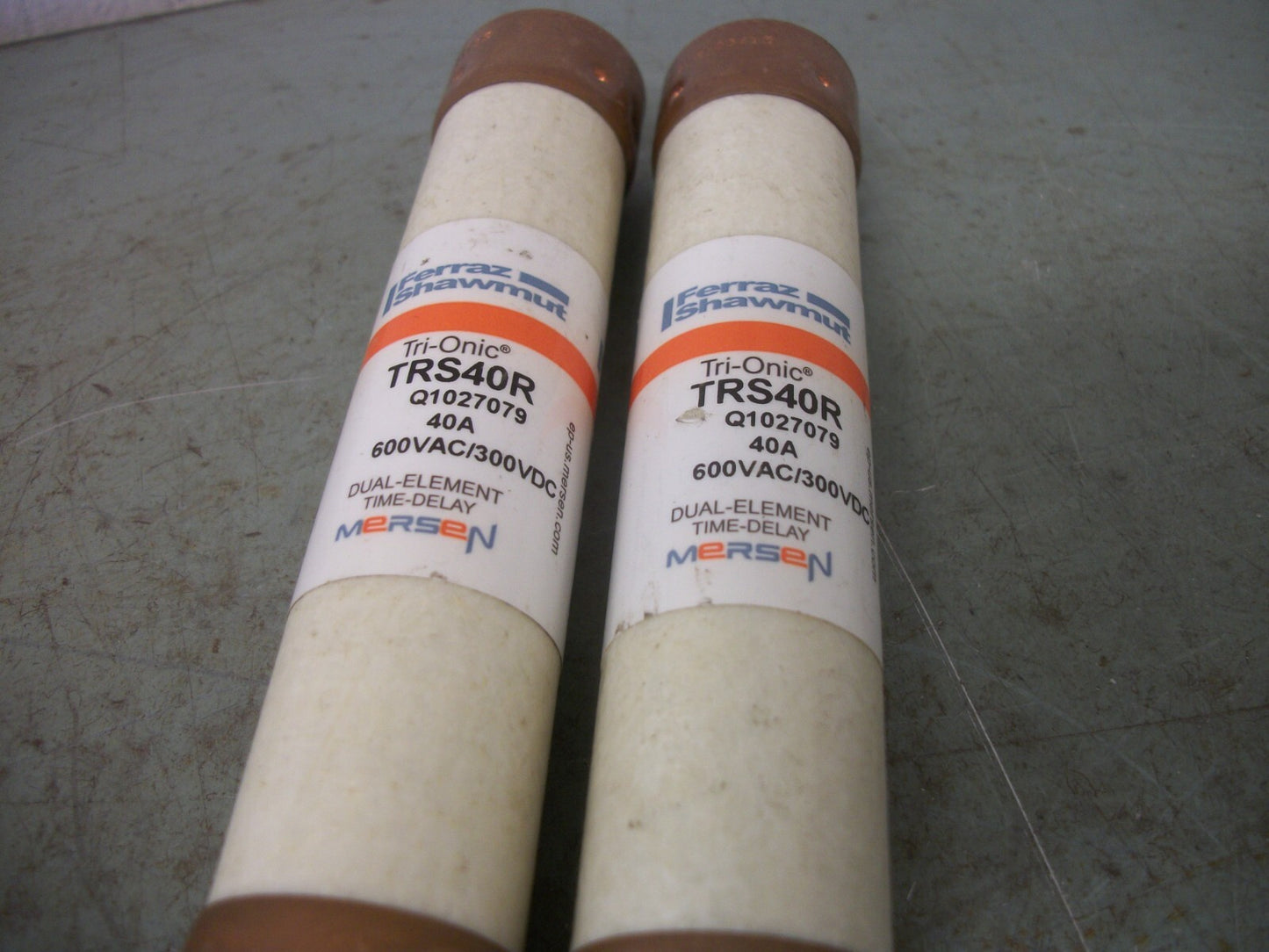FERRAZ-SHAWMUT LOT OF 2 TRI-ONIC FUSES TRS40R 40AMP 600VOLT NOB