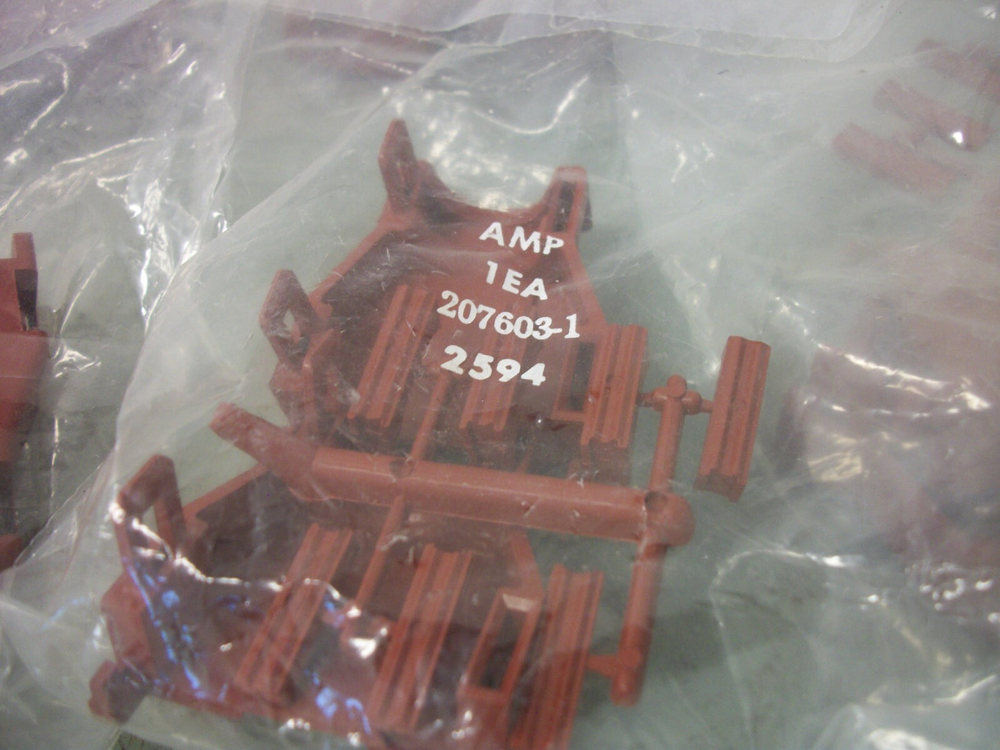 AMP LOT OF 16 METRIMATE TE CONNECTIVITY STRAIN RELIEF 18 POSITION 207603-1 NEW