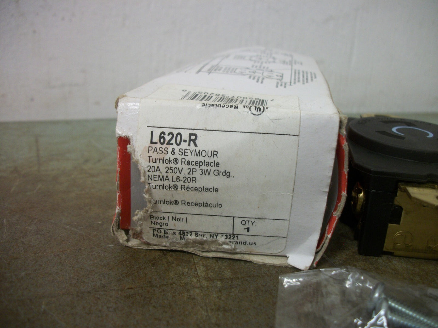 PASS & SEYMOUR TURNLOK RECEPTACLE L620-R 20AMP 250VOLT 2P 3W GRND NIB
