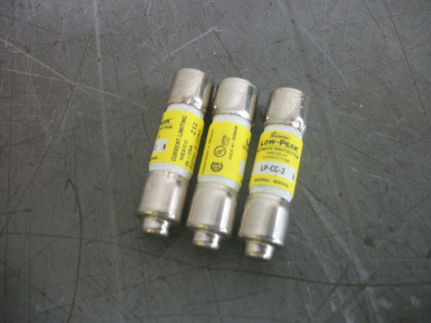 BUSSMANN LOT OF 3 LOW-PEAK FUSES LP-CC-2 2AMP 600VOLT NOB