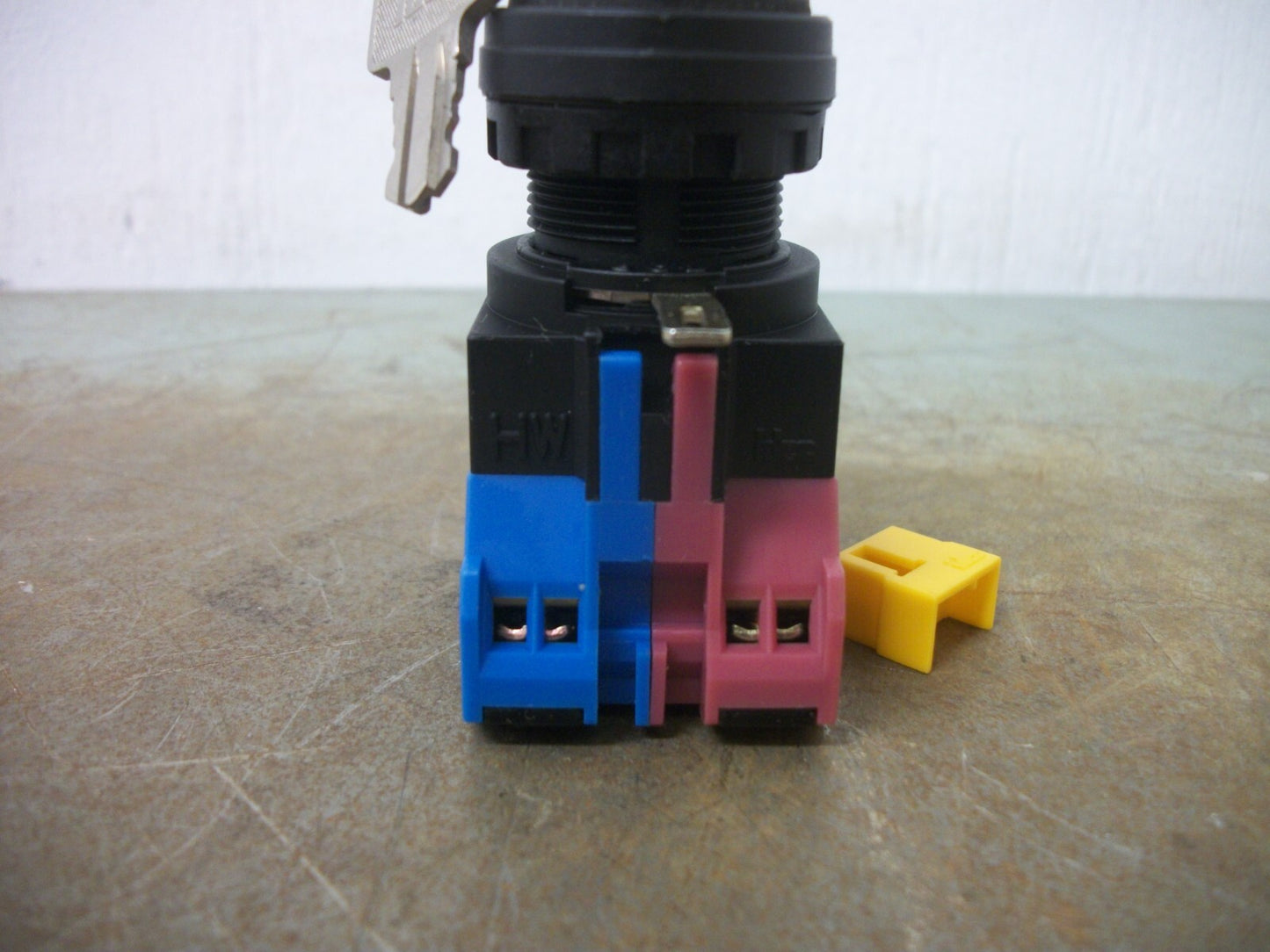 IDEC 2-POSITION MAINTAINED KEY OPERATED SELECTOR SWITCH HW1K-2B11-2H