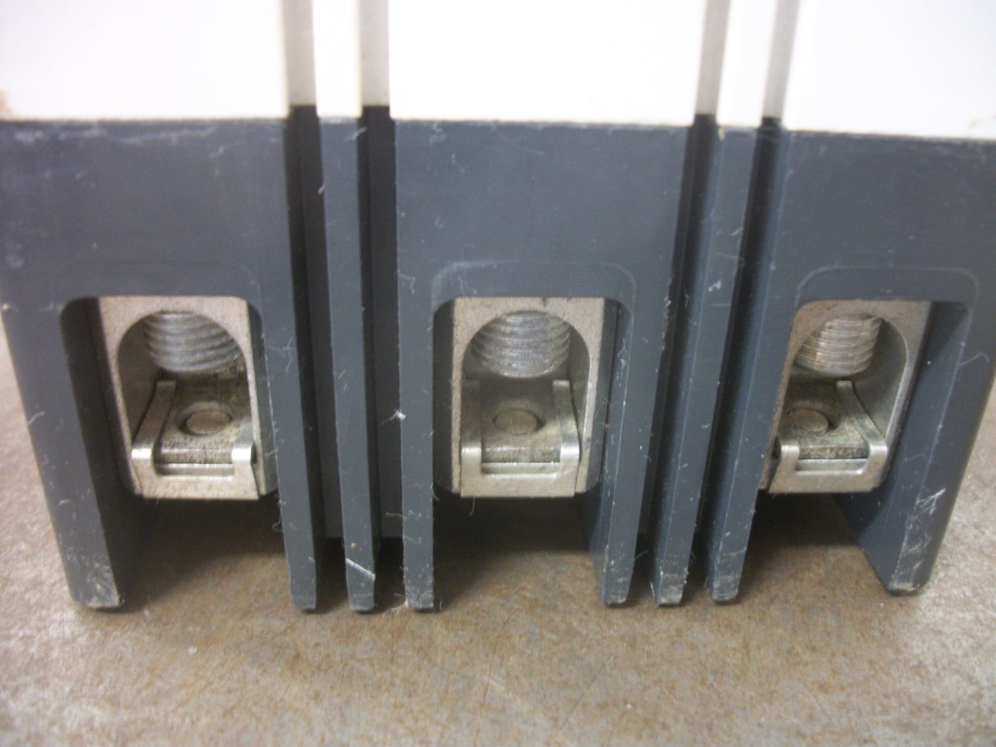 CUTLER-HAMMER EDS CIRCUIT BREAKER EDS3200BP10 200AMP 240VOLT 3POLE RED NOB