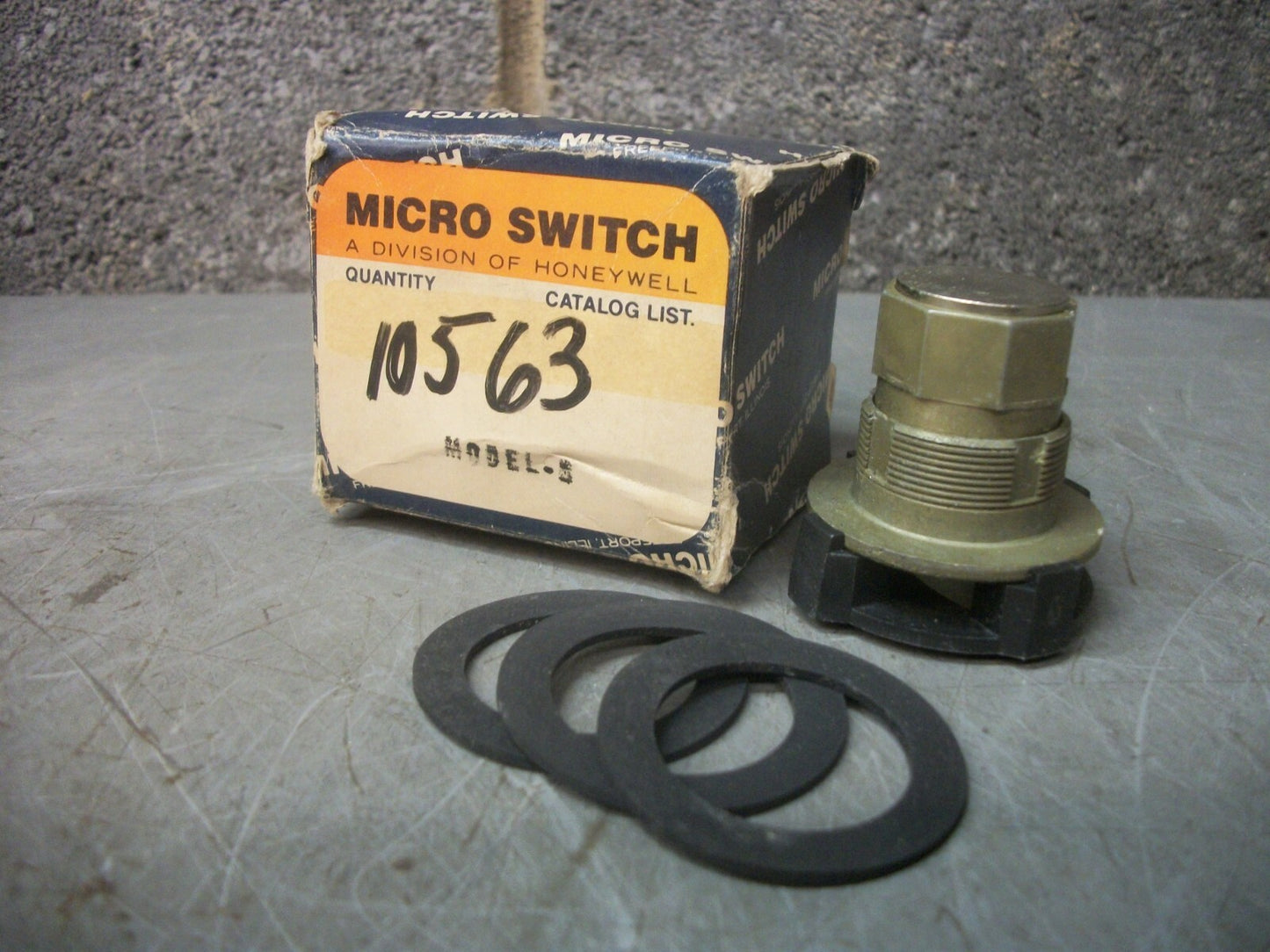 HONEYWELL MICRO SWITCH FLUSH MOMENTARY PUSHBUTTON MODEL S 10563 NIB