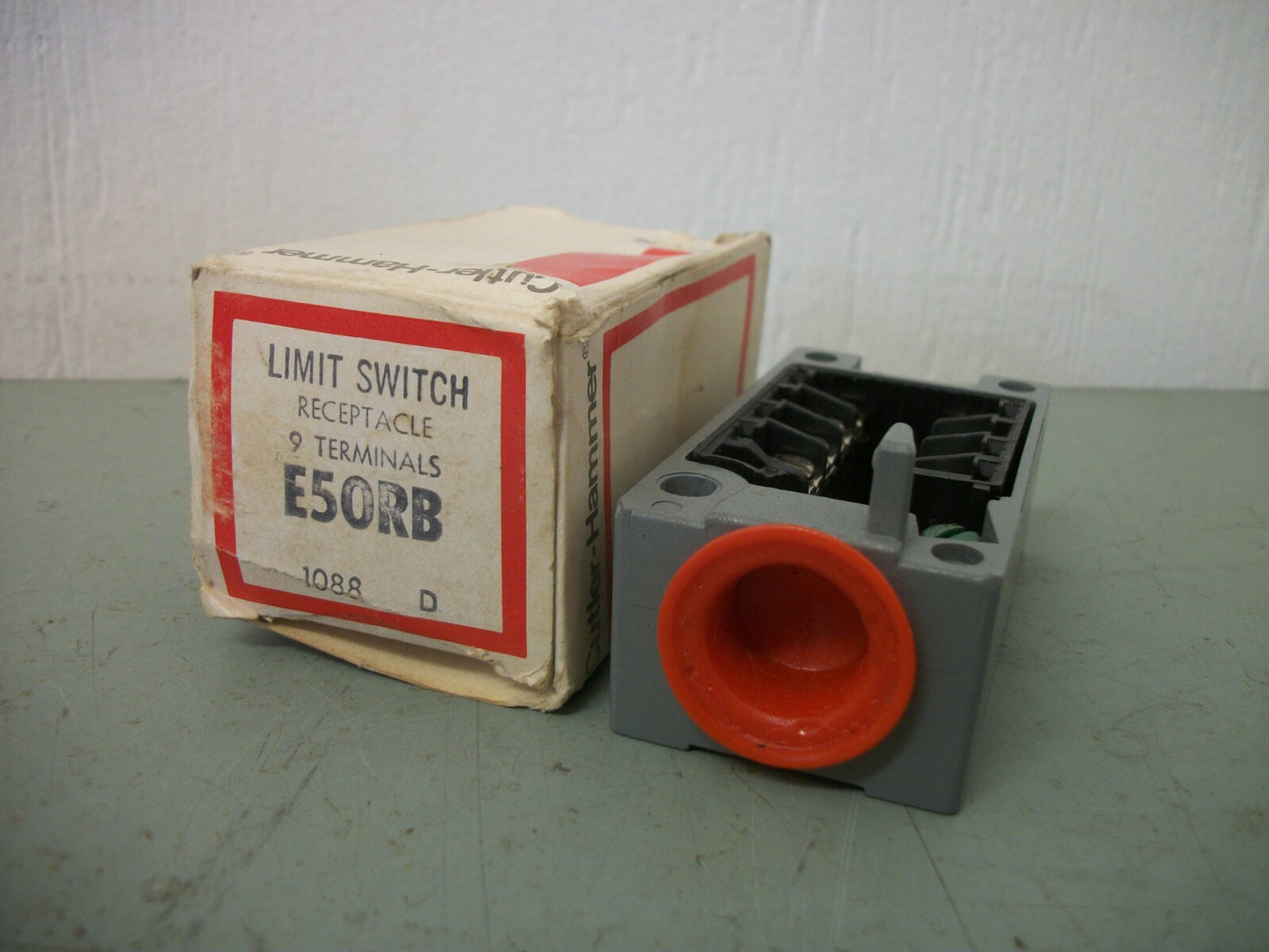 CUTLER-HAMMER 9 TERMINAL LIMIT SWITCH RECEPTACLE E50RB NIB