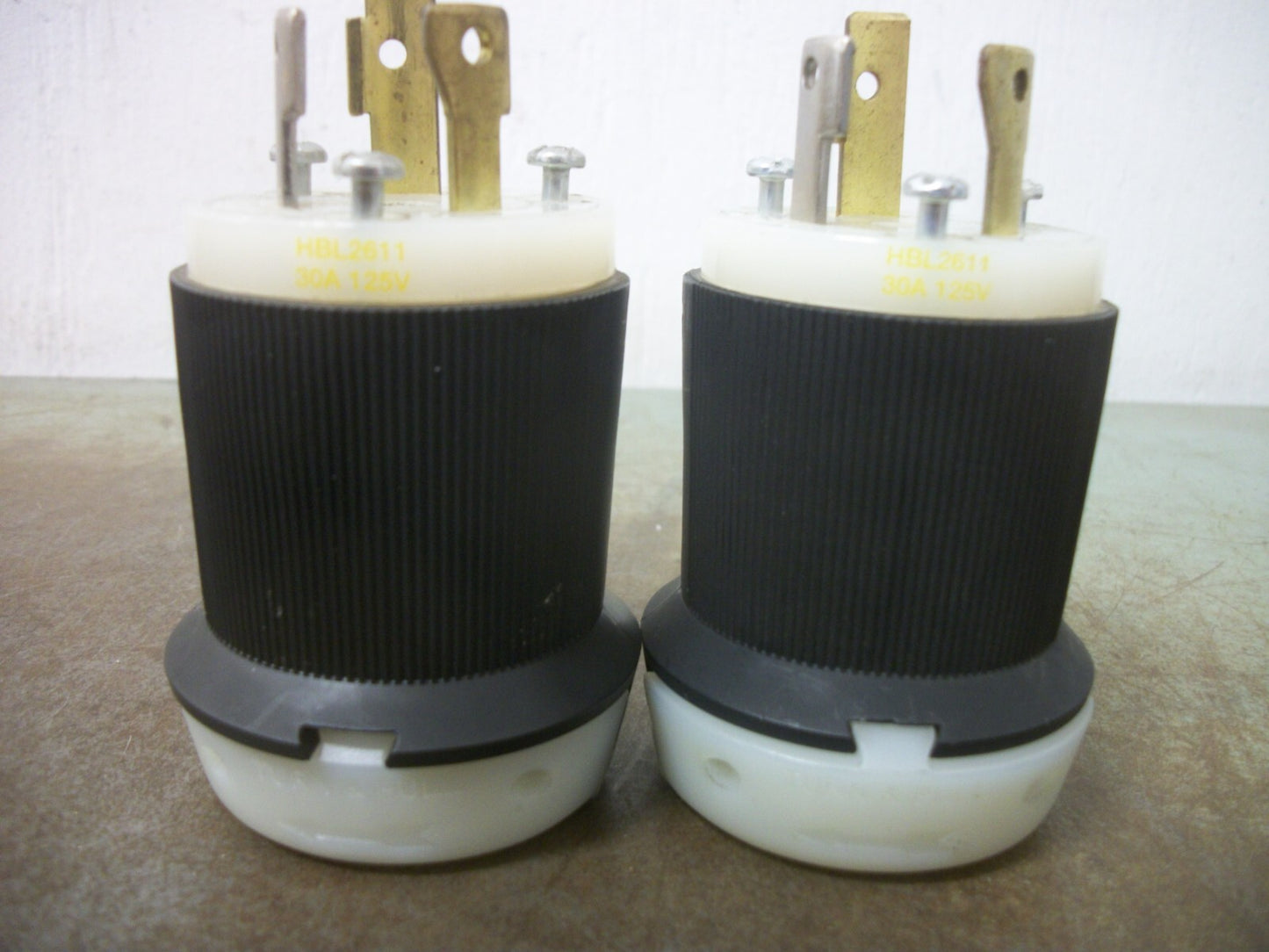 HUBBELL LOT OF 2 TWIST-LOCK PLUGS HBL2611 30AMP 125VOLT 2P 3W GRND