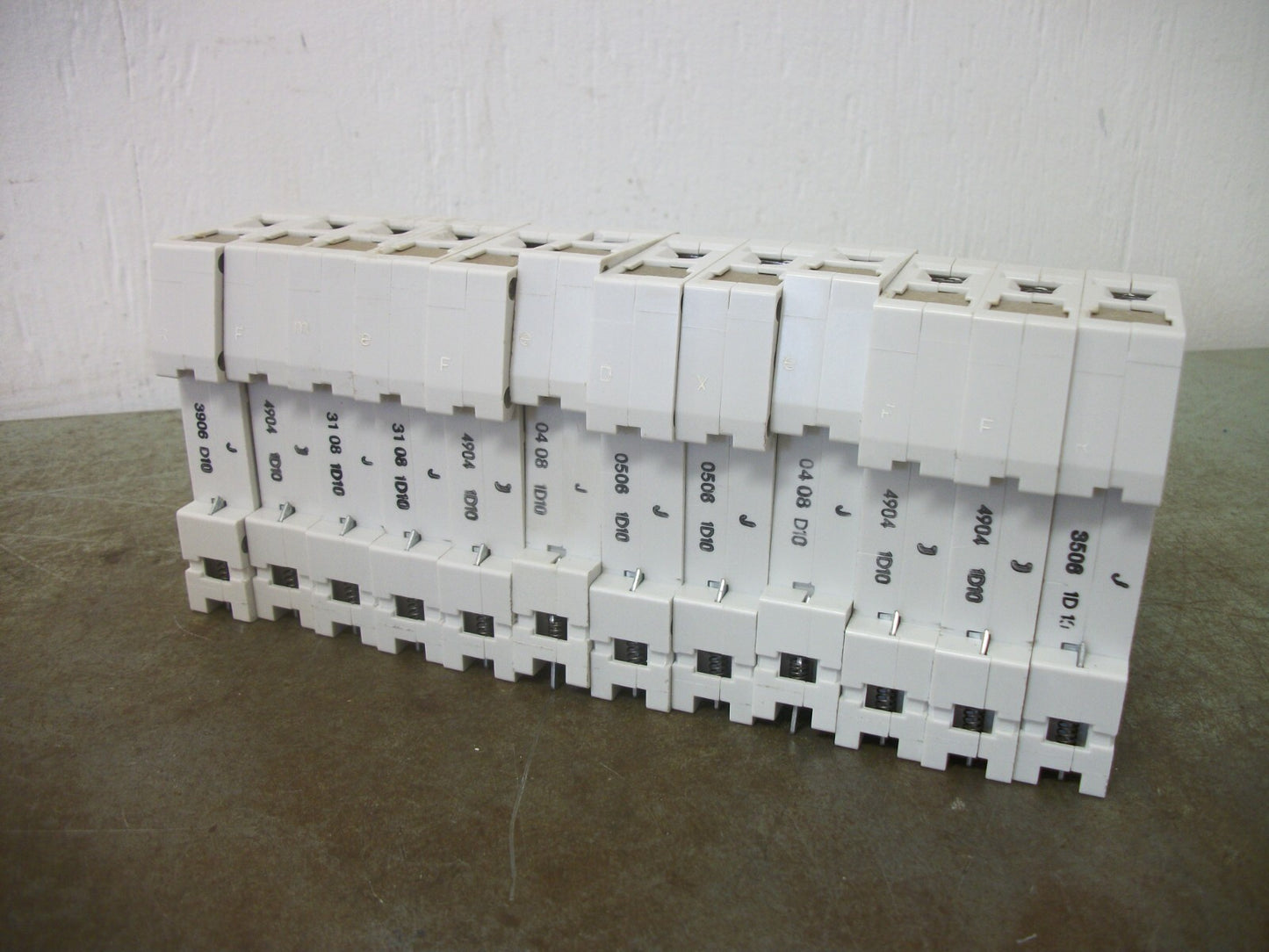 SIEMENS LOT OF 12 MINI CIRCUIT BREAKERS 5SX21D10 10AMP 230/400VOLT 1POLE