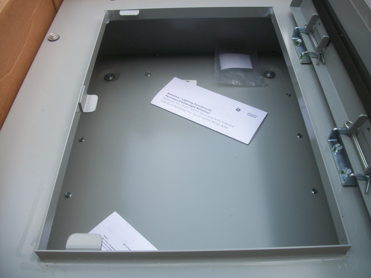 GE A SERIES PANELBOARD TYPE 3R 25.5L X 20W X 5.81D ENCLOSURE ONLY AB253 NIB