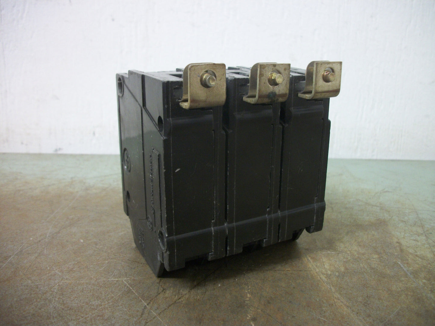 GE THQB CIRCUIT BREAKER THQB32015 15AMP 240VOLT 3POLE