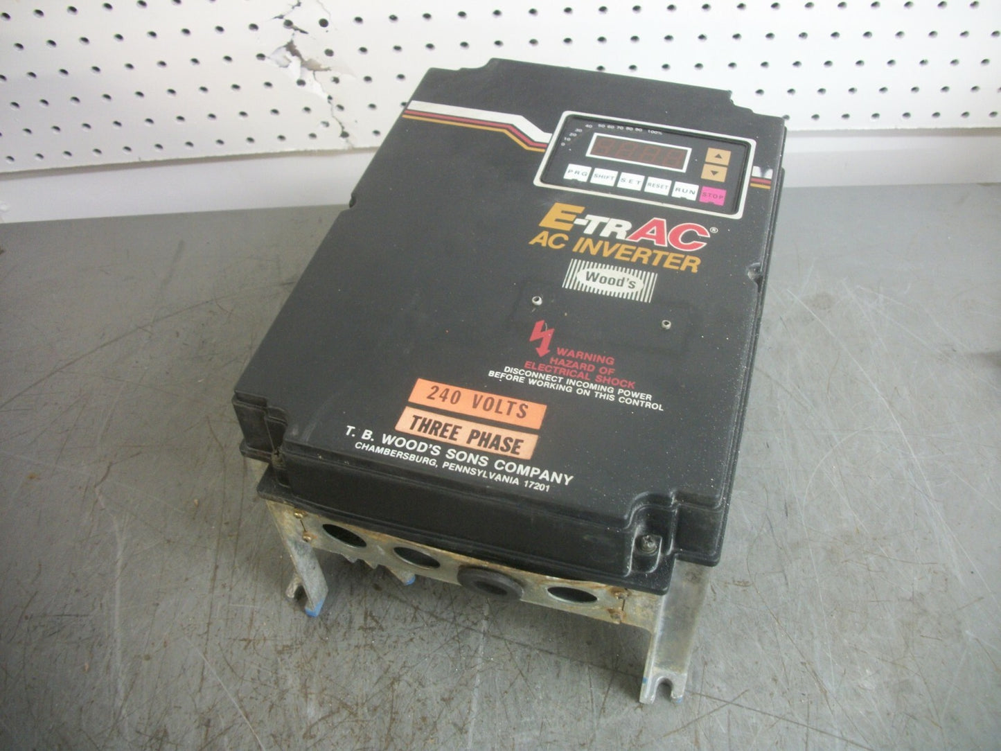 TB WOOD'S E-TRAC 2HP AC INVERTER DRIVE AFC2002-0B2 3KVA 230VOLT 3PH 8AMP