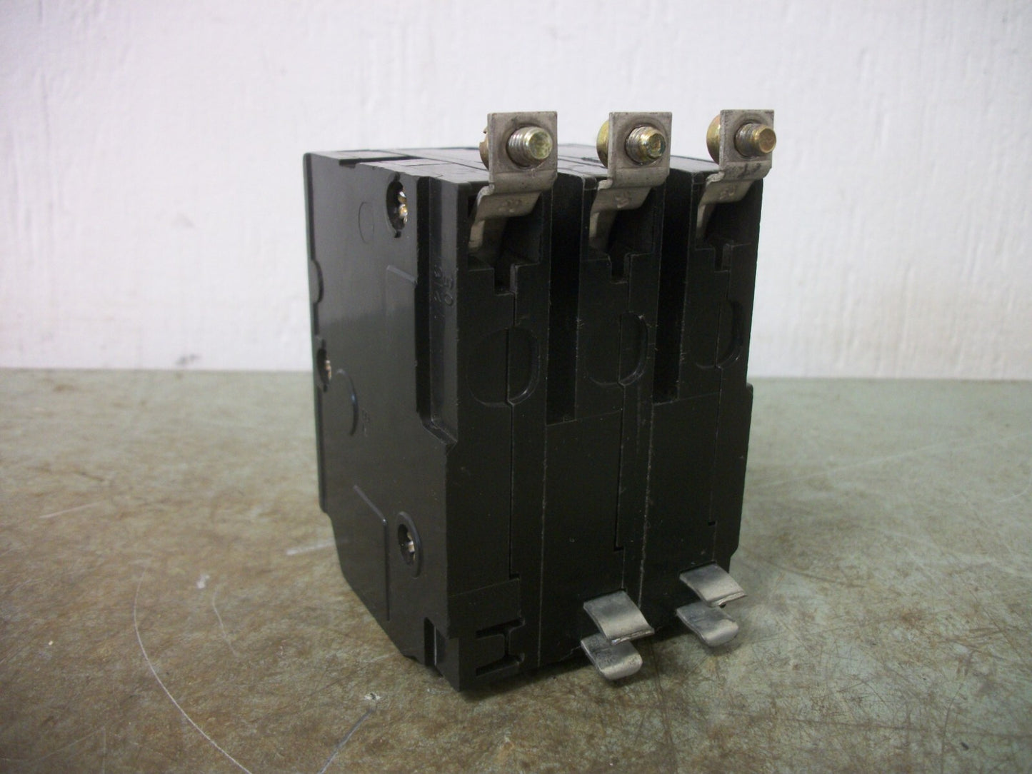 SQUARE D QOB CIRCUIT BREAKER QOB340 40AMP 240VOLT 3POLE OLD