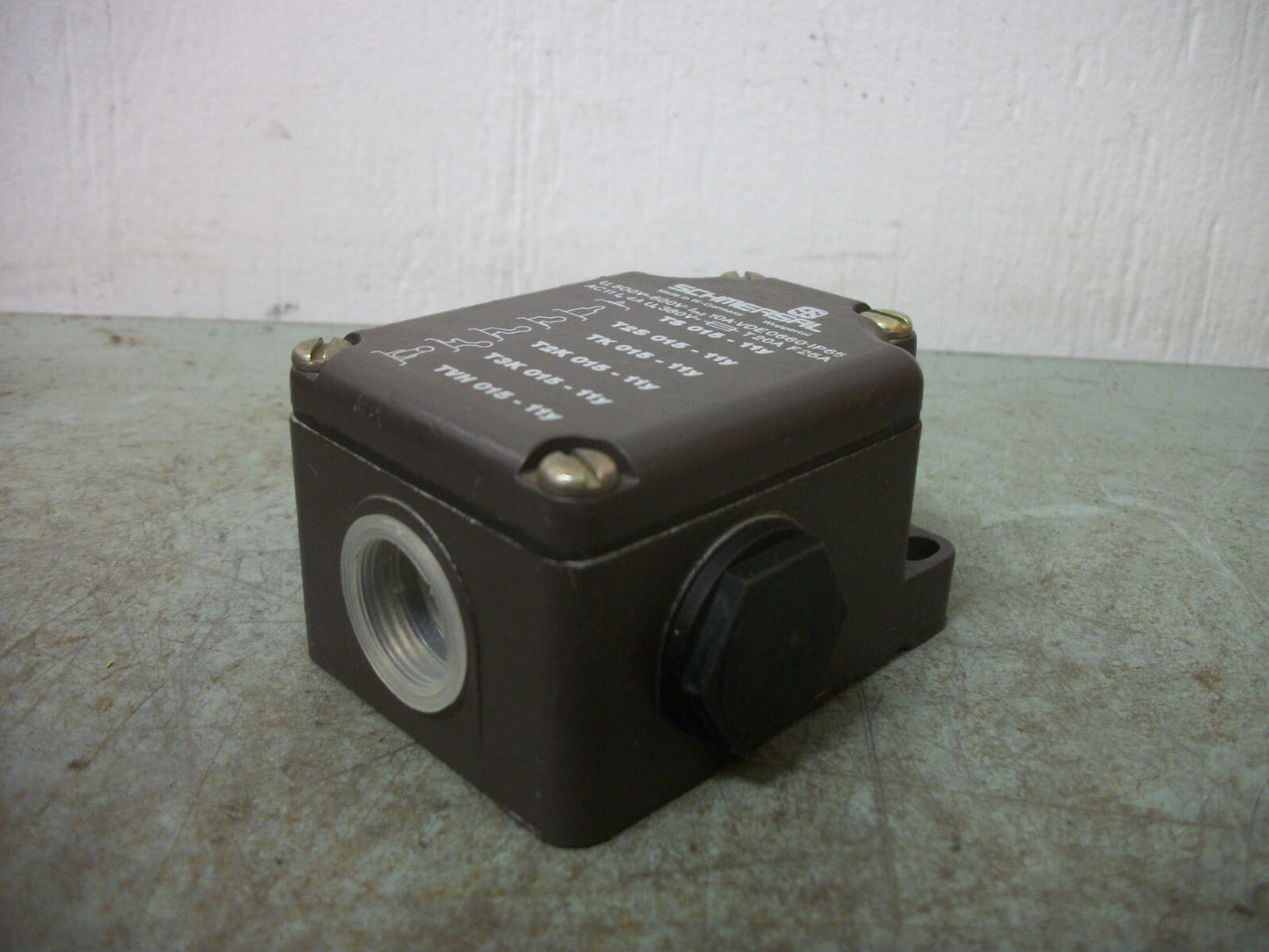 SCHMERSAL HEAVY DUTY LIMIT SWITCH TS015-11Y NOB