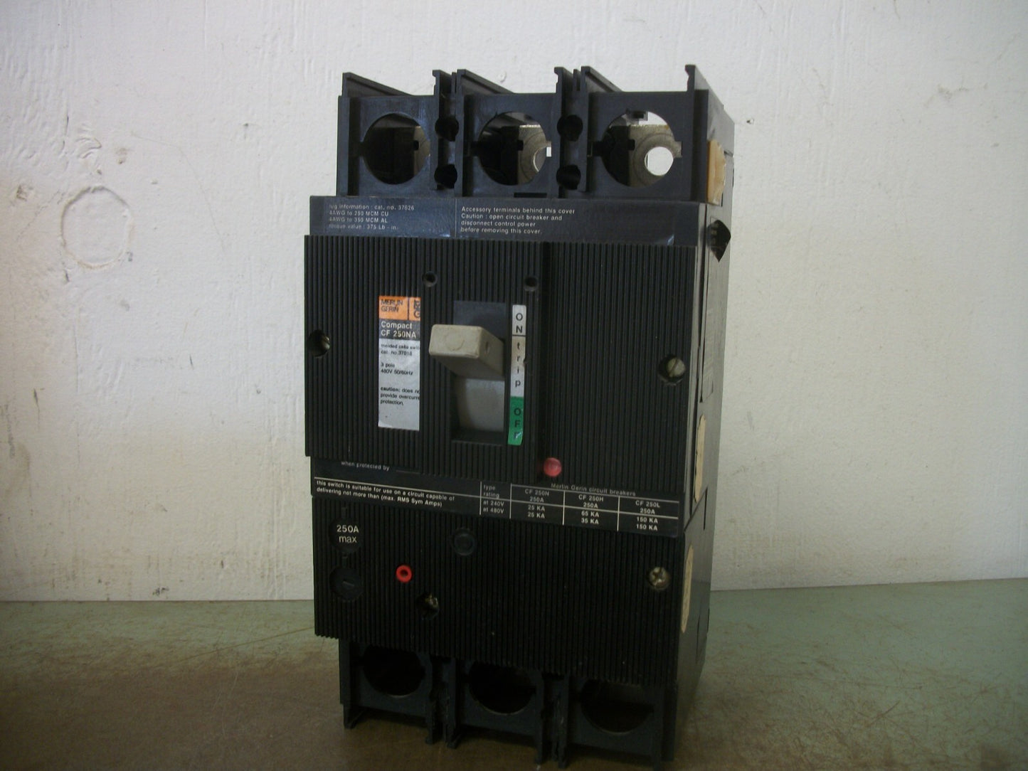 MERLIN GERIN COMPACT CF 250NA CIRCUIT BREAKER 37018 250AMP 480VOLT 3POLE