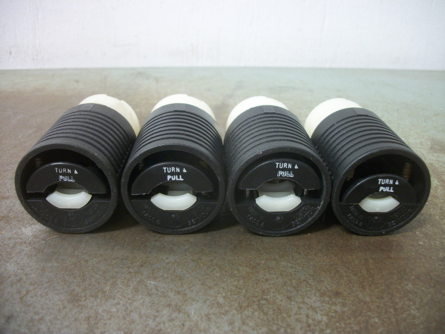 PASS & SEYMOUR LOT OF 4 TURNLOK CONNECTORS L5-15C 15AMP 125VOLT 2P 3W GRND