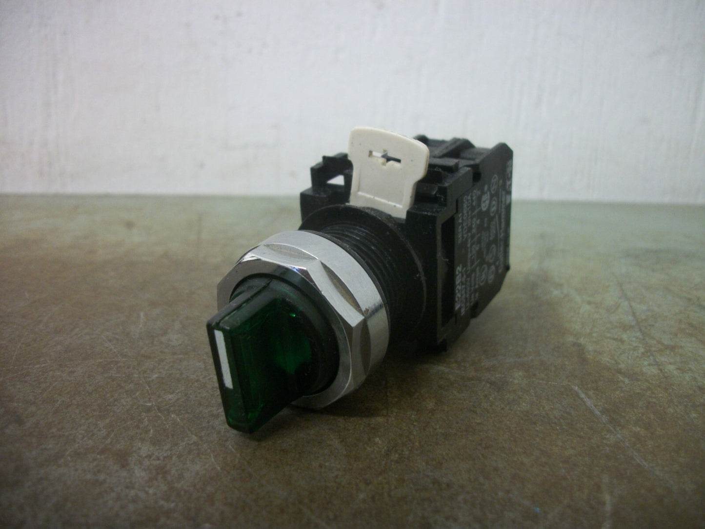 CUTLER-HAMMER GREEN ILLUMINATED 3-POS SPRING RETURN/MAINTAINED SELECTOR SWITCH