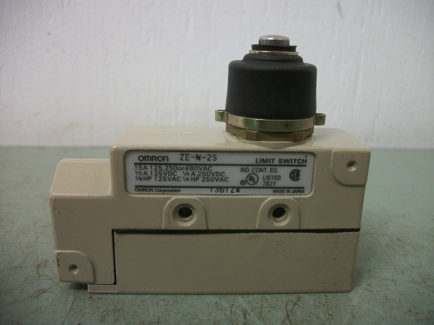 OMRON LIMIT SWITCH ZE-N-2S NOB